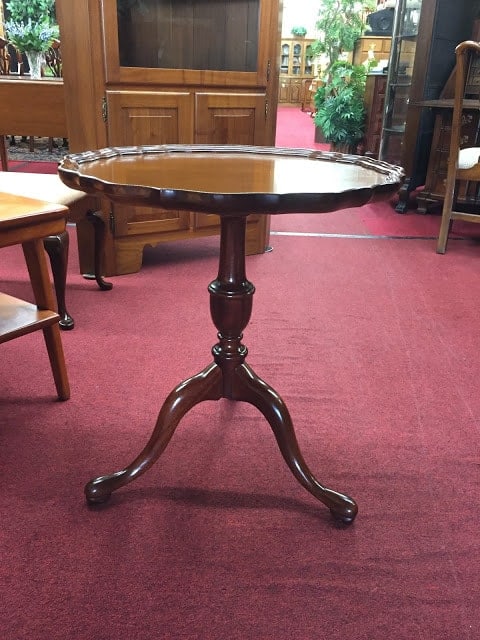 Councill Craftsmen Scalloped Pedestal Table