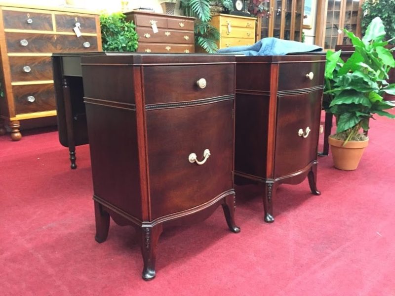 Vintage Pair of Mahogany Nightstands