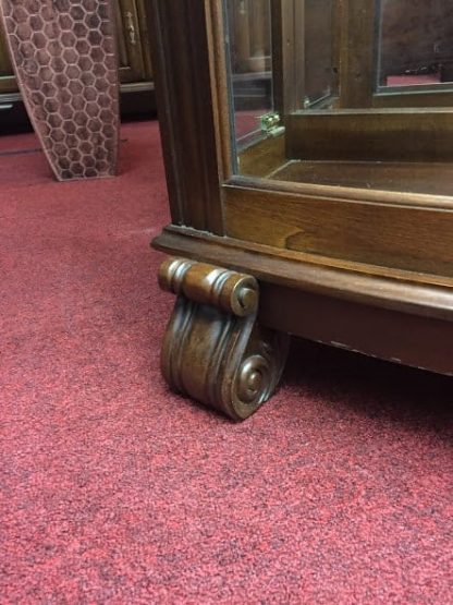 Pulaski Bowed Curio Cabinet - Image 5