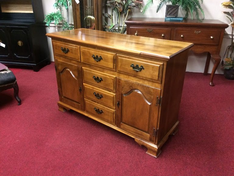 Charming Vintage Moosehead Furniture Maple Server with Colonial Look