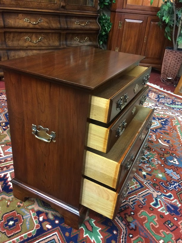 Vintage Nightstand Chest, Pennsylvania House Furniture 👍