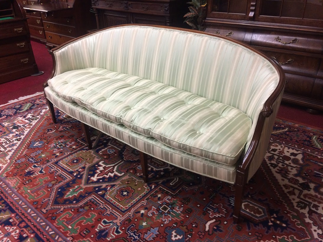 Vintage Sofa Sheraton Style Mint