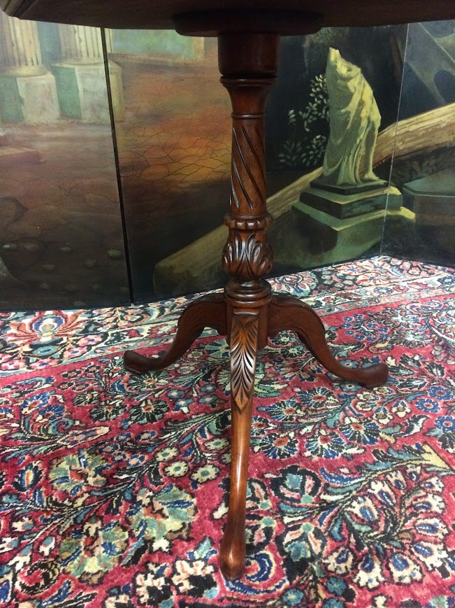 Vintage Piecrust Pedestal Table, Center Table or Side Table - Image 5